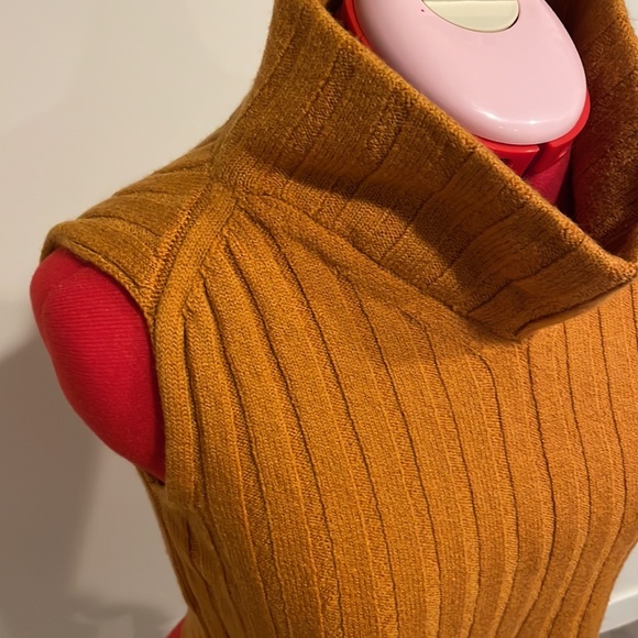 D. Exterior Cropped Sweater - Picture 5 of 7